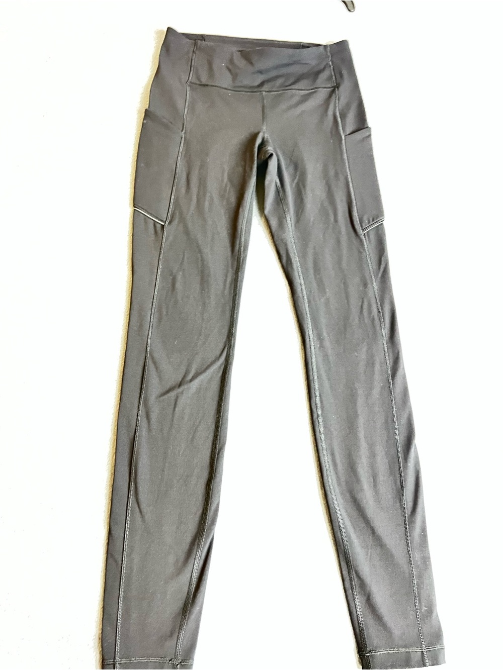 Lululemon High-Waist Black Athletic Leggings with Side Pockets and sipper bck